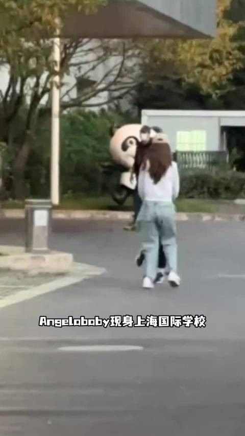 9月3日Angelababy低调现身上海国际学校，参加小海绵的新生家长会…