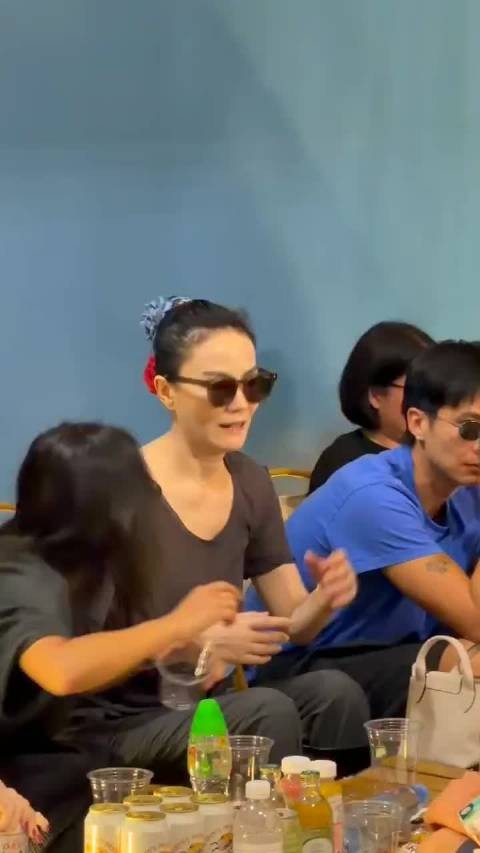 王菲看女儿窦靖童演出兴奋,57岁无颈纹皮肤白皙