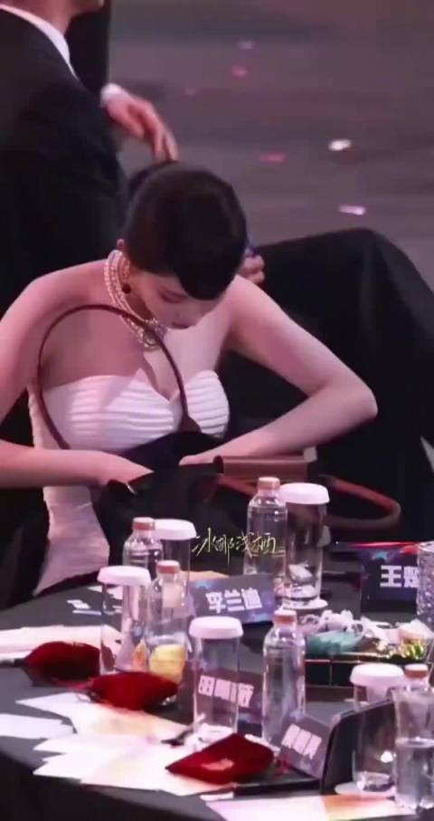 “想起来王楚然上次尖叫之夜滴眼药水，这段特别出圈哈哈哈”