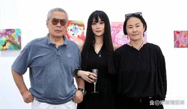窦唯女儿窦佳嫄开办画展，姜昆亲笔题字家人到场暖心助阵
