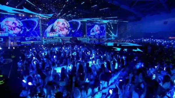 王俊凯与Uzi助阵英雄联盟15周年