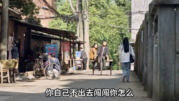 那个年代摆地摊真的很赚钱,也没有买房的压力,想到哪搬家就行,现在不行了