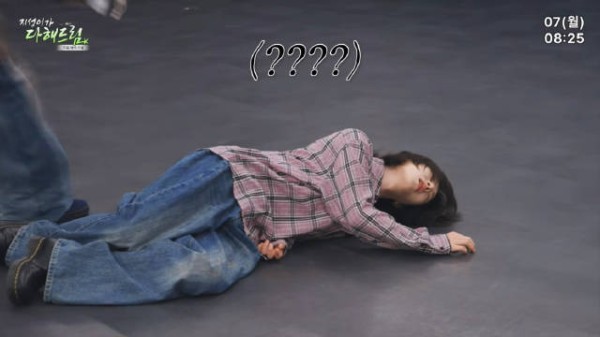 黄仁俊做效果引爆笑,年轻真好说睡就睡