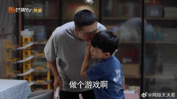 林妈故意无视 林爸理亏拉上儿子演戏求关注，林妈做法笑死人了