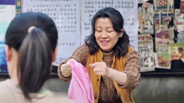 摆摊大姐看准城里机遇,决心进城闯荡《生逢其时》