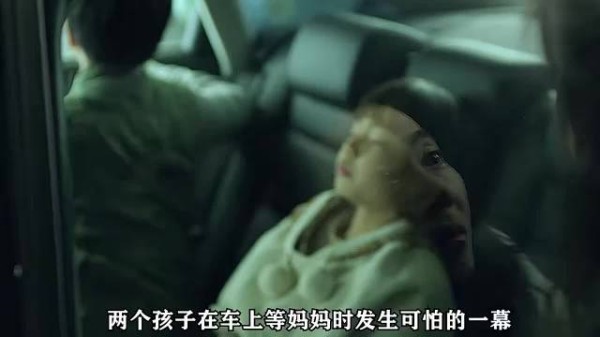 两个孩子在车上等妈妈时,发生可怕的一慕