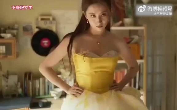 “玫瑰的故事：玫瑰正试穿礼服，方协文来找，一开门被美艳得直迷糊 ”