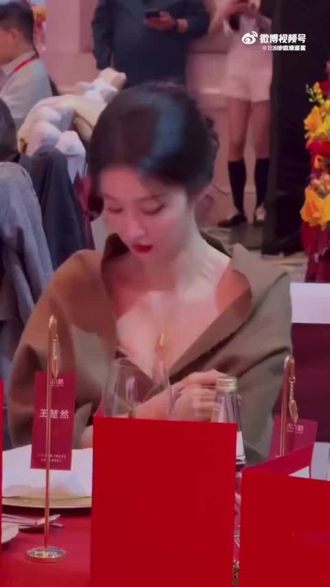 王楚然被偷拍仍微笑，见镜头下意识笑