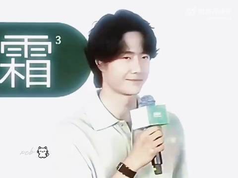 王一博单膝跪地与粉丝合照