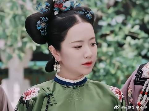 舒妃一直起没落过，家世显赫，小四欣赏，太后撑腰