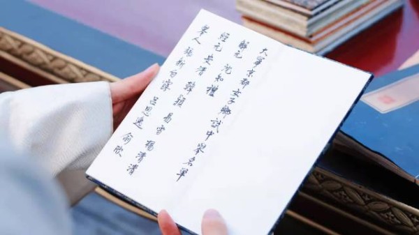 小沈大人好不容易吹嘘一下,被当众拆穿,手中的葡萄都不香了
