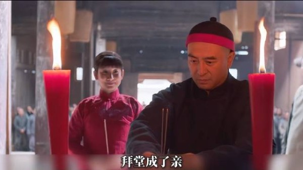 抛开重重阻碍决意接纳彼此，在艰苦的世道里，盼着往后可以相互依靠共度朝夕