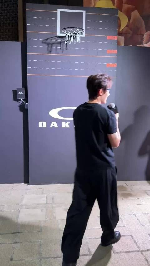 今日份Yic Oakley活动 报告今天也短暂原谅了中分 cr 梅花麓、 niniii