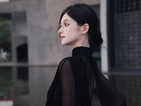 小米澎程美女车模，评论区都在喊“小爱同学”！