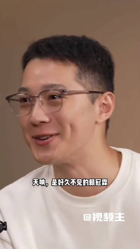 24岁赖冠霖当场愣住,尴尬笑场,复刻长辈突袭催婚名场面