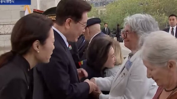 窝也要被妈妈抱 跟妈妈脸贴脸!