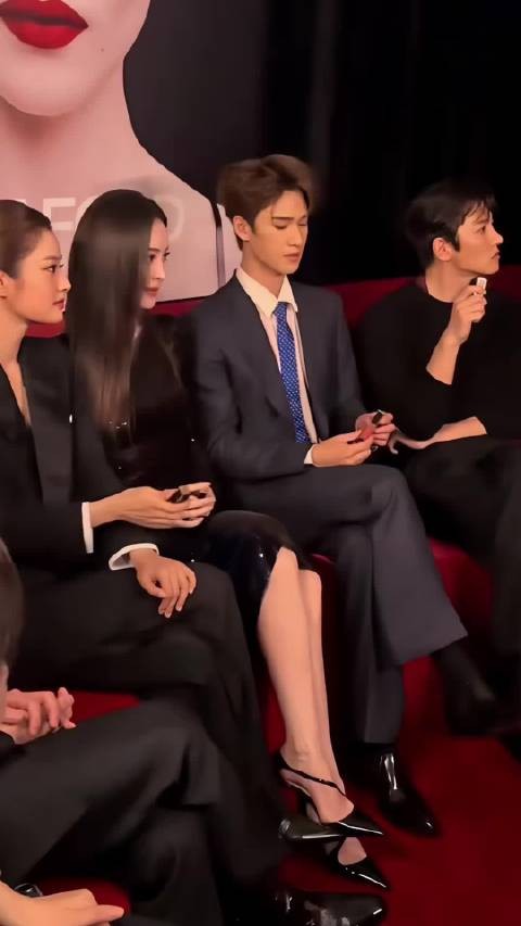 池昌旭忍不住偷瞄娜扎,极致自律皮贴骨