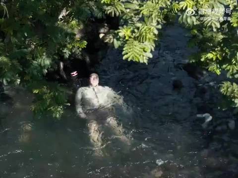好真实！在水里泡了一夜全身都是浮肿的
