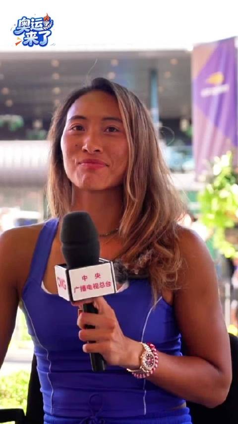 当CCTV5记者告诉我文 比赛收视很好的时候 我文：大家都挺能熬啊 好萌的小女孩