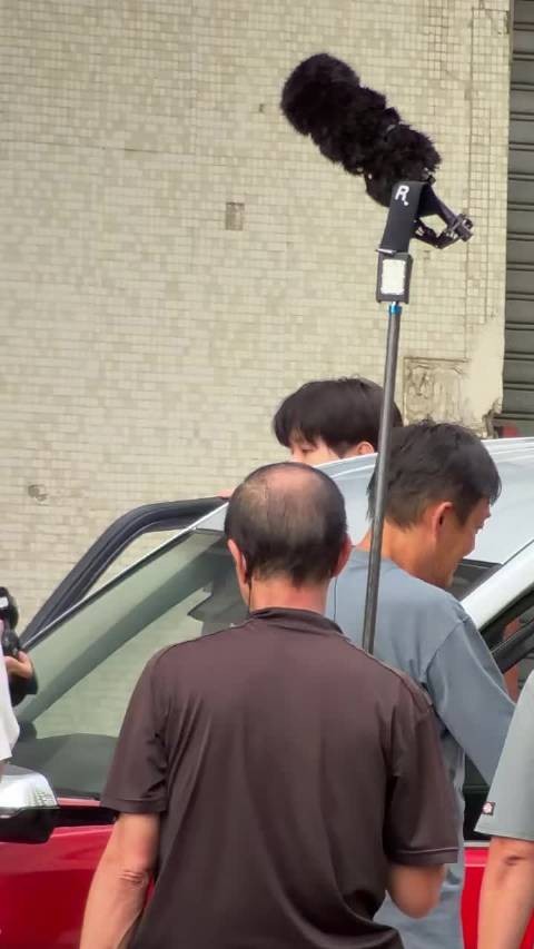 本来很担心哥哥，可一看到 林晓如临大敌 的表情又忍不住大笑