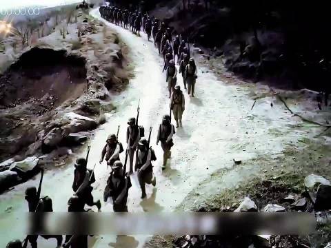 行军至山谷,突然冒出一股浓烟,日寇被吓得 落荒而逃
