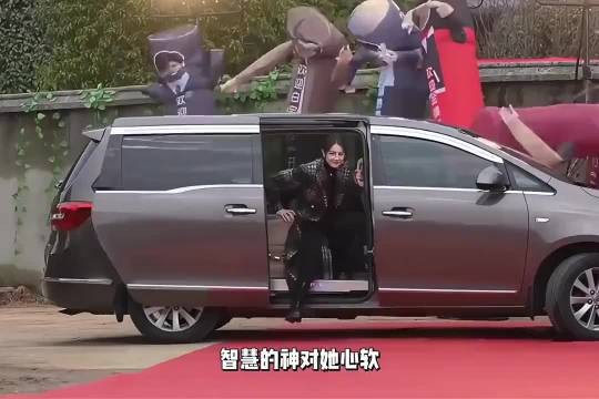拜金靖所赐,第一次看到迪丽热巴低头走红毯啊哈哈哈!