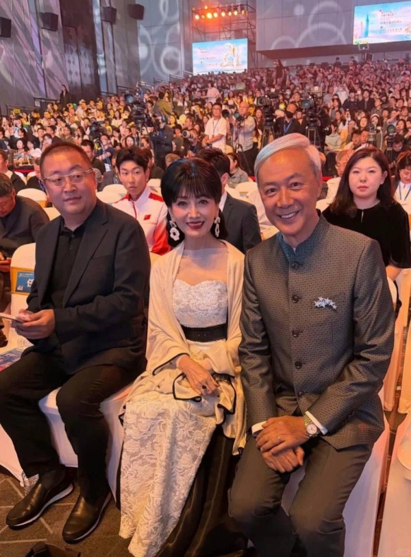遭“有后台”演员针对，TVB绿叶北上获尊重，与赵雅芝同坐