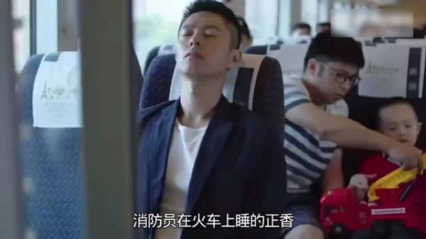 小男孩不小心打开了玩具消防车的警报声，旁边睡觉的消防员听到后立马站了起来