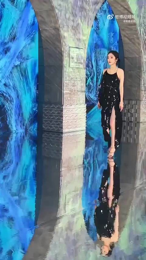 杨幂心也太大了吧，穿着裙子在反光的地板上走？