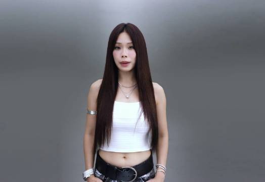 万妮达嘴瓢崩溃瞬间，秀发柔顺成亮点