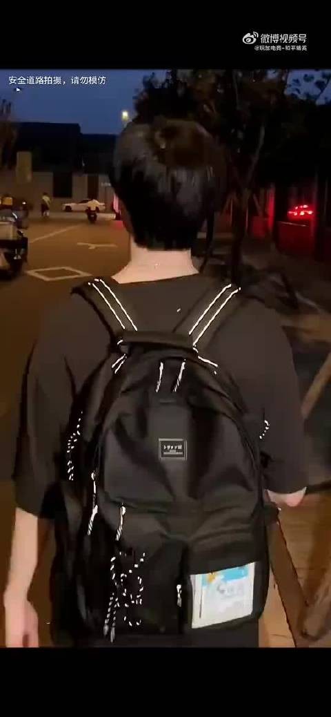Oo33的鸽释出往年今日回顾片段,害羞小鸽持玫瑰出镜