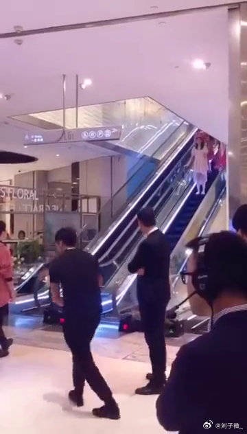 赌王儿子求婚奚梦瑶,出手阔绰,但这出场的伴舞有点迷啊!