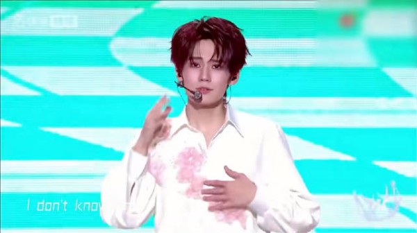 这种下意识的善意真的很打动人,不是演出来的,是本能的体贴