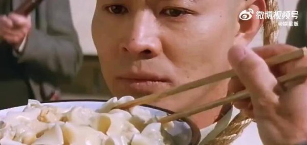 “男人在吃断头饭时，突然发现里面竟然藏着一把小刀…… ”