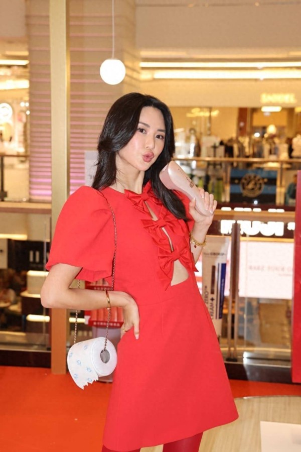 香港女星红色裙子超吸睛！被指月入过百万，多次拒绝奇葩男友求婚