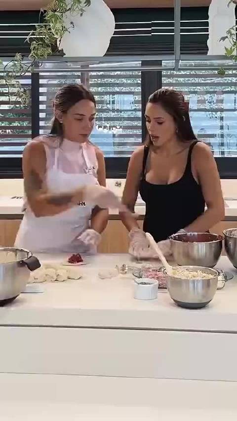 内马尔让前任和现任女朋友给他做饭