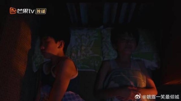 男孩痴迷看电视被邻居劝阻，结果高情商回复，让人哭笑不得