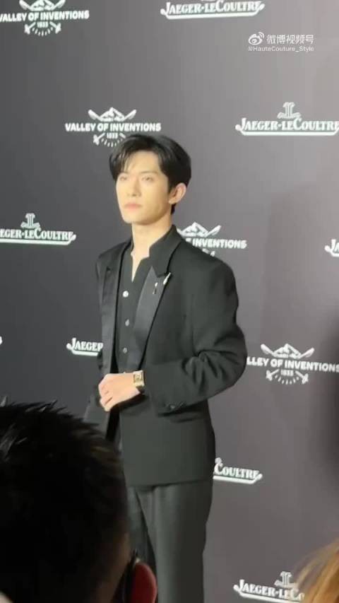 易烊千玺黑西装出席积家展览,高级氛围感满满