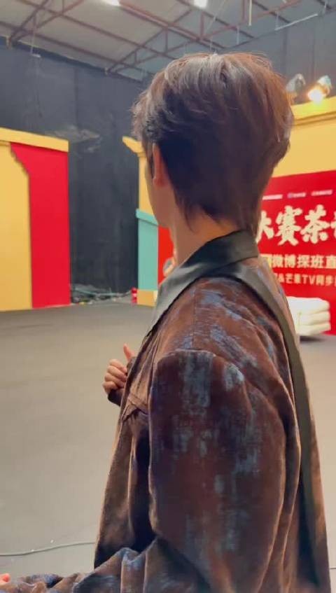 曾辉女友视角霸总扭腰，网友循环八百遍
