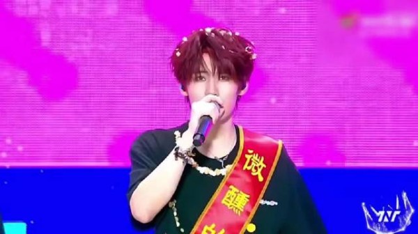 大张伟临场加戏引发混乱,张真源坚守流程稳住局面
