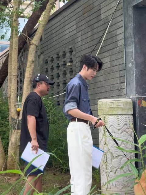 kr 想和你养个狗狗一起去楼下走走