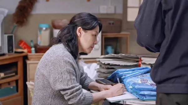 “投喂亲儿子跟做贼似的，当初不换多好”！生逢其时