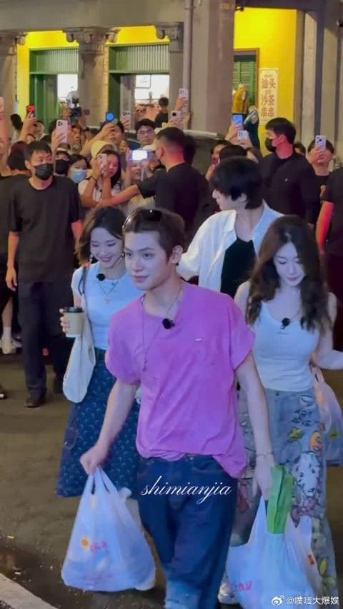 这是什么神仙画面，黄明昊带姐姐们买菜，褪去镜头光环充满<a target=