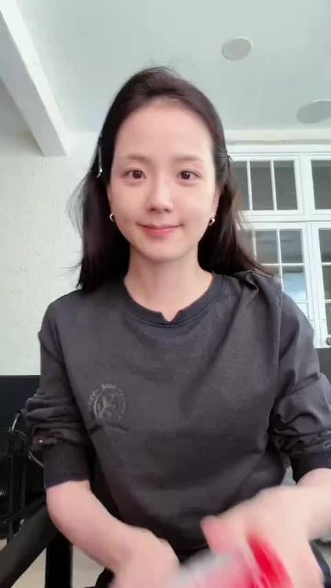 JISOO最近更新很勤快，有自己的宣发节奏