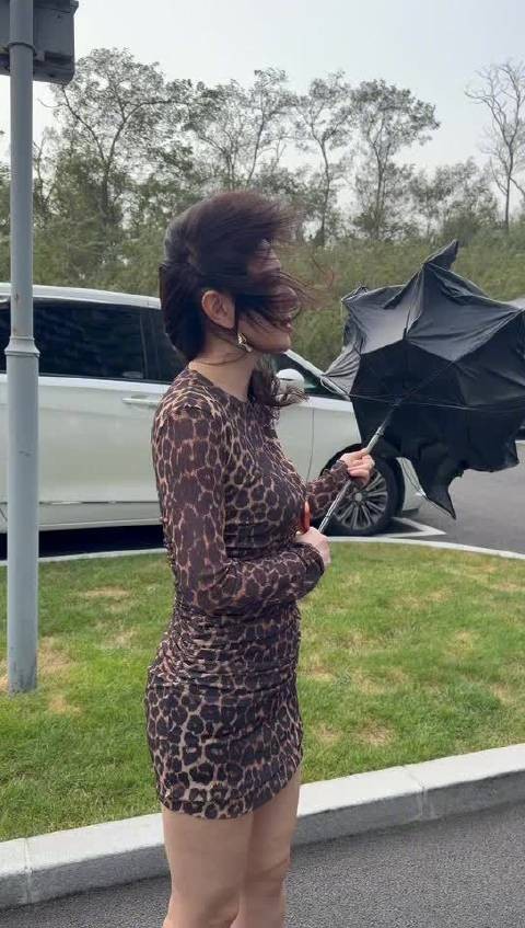 太懂网友的调侃了，这波大风实测直接盖章认证，黄奕的头发百分百真发无疑