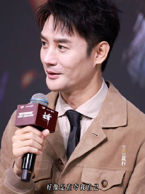 王凯谈角色留泡面头，为弱化星味自嘲夸自己