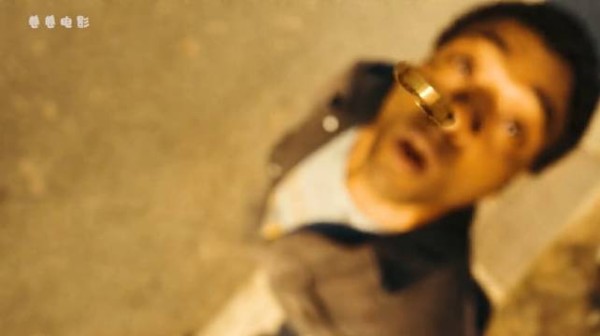 男人只是喝下了冰水,竟然吐出数不清的黄金