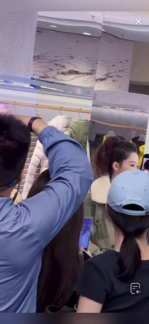 李沁南京活动拍照不张扬的温婉笑意，眼波流转，清冷感中藏着恰到好处的甜