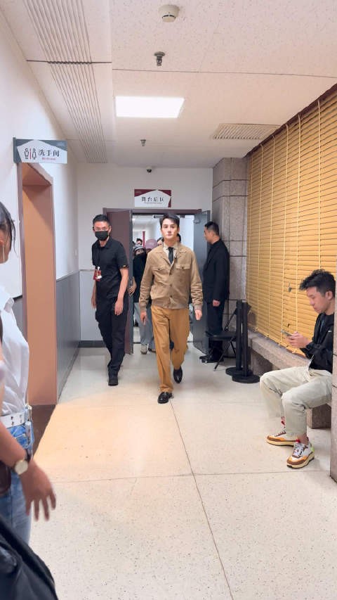 王凯见面会现场亲和互动，回应呼唤道别