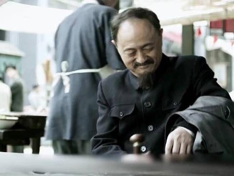 老先生点九个馍分三碗,三种吃法让特务看懵